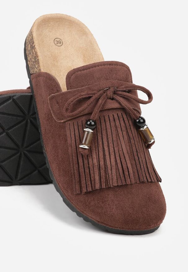 Born2be - Brązowe Klapki Mule z Imitacji Zamszu Zdobione Koralikami i Frędzlami Elwedena. Kolor: brązowy. Materiał: zamsz. Wzór: aplikacja. Styl: boho, klasyczny, elegancki