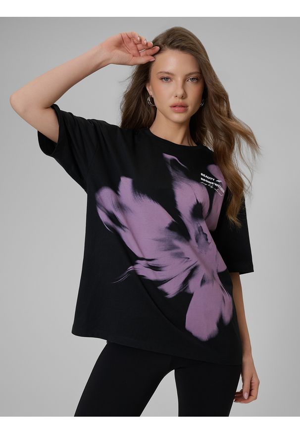 4f - 4F T-shirt loose z nadrukiem damski - czarny XL. Okazja: na co dzień. Kolor: czarny. Materiał: dzianina. Wzór: nadruk. Styl: casual, elegancki