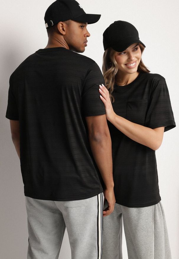 Born2be - Czarna Koszulka o Klasycznym Kroju z Kieszonką Mairalissa. Okazja: do pracy, na co dzień, na spotkanie biznesowe. Kolor: czarny. Materiał: jeans. Wzór: aplikacja. Styl: klasyczny