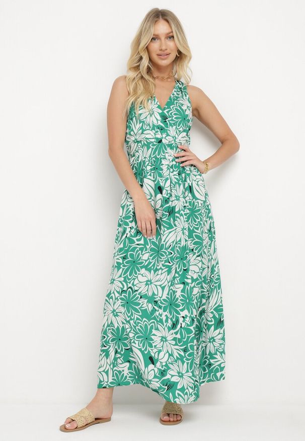 Born2be - Zielona Wiskozowa Sukienka z Kopertowym Dekoltem Wiązana na Szyi z Gumką w Talii Vikissai. Kolor: zielony. Materiał: wiskoza. Typ sukienki: kopertowe. Styl: elegancki, rockowy, wizytowy