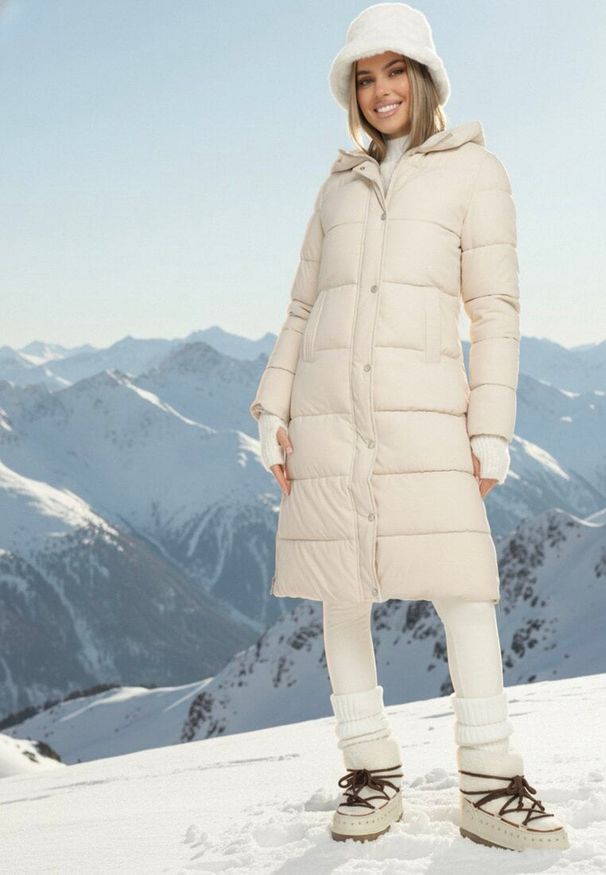 Born2be - Jasnobeżowa Długa Kurtka Płaszcz Zapinana na Suwak i Napy z Kapturem Tasperia. Okazja: na spotkanie biznesowe, do pracy, na co dzień. Typ kołnierza: kaptur. Kolor: beżowy. Materiał: jeans. Długość rękawa: długi rękaw. Długość: długie. Styl: elegancki, casual, biznesowy