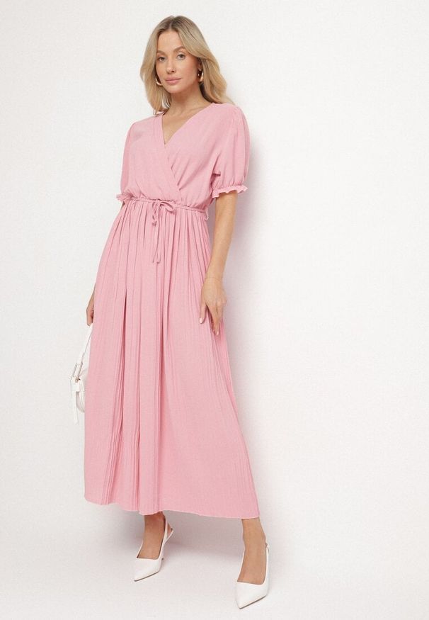 Born2be - Różowa Kopertowa Sukienka z Bawełną i Paskiem Ivellevia. Okazja: na co dzień. Typ kołnierza: dekolt w serek. Kolor: różowy. Materiał: bawełna. Długość rękawa: długi rękaw. Sezon: lato. Typ sukienki: kopertowe. Styl: casual, elegancki, klasyczny