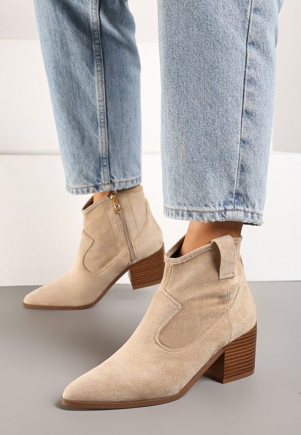 Renee - Ciemnobeżowe Botki Vices w Stylu Kowbojek na Obcasie Vertige. Zapięcie: zamek. Kolor: beżowy. Materiał: jeans. Sezon: jesień. Obcas: na obcasie. Styl: rockowy, elegancki, boho. Wysokość obcasa: średni