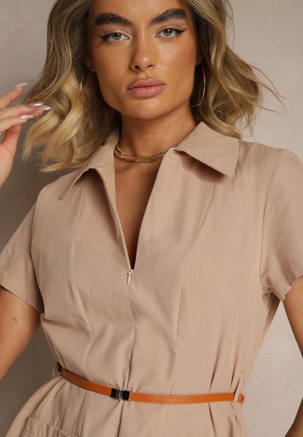 Renee - Ciemnobeżowa Sukienka Koszulowa z Cienkim Paskiem w Talii Weolessa. Okazja: na co dzień. Typ kołnierza: dekolt w kształcie V. Kolor: beżowy. Materiał: jeans. Długość rękawa: krótki rękaw. Sezon: lato. Typ sukienki: koszulowe. Styl: klasyczny, casual, elegancki