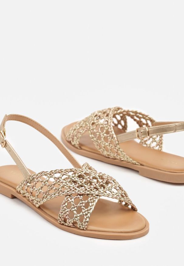 Renee - Złote Sandały Vices Ozdobione Siateczkowymi Paskami Calozi. Okazja: na co dzień. Zapięcie: pasek. Kolor: złoty. Wzór: aplikacja. Sezon: lato. Obcas: na obcasie. Styl: casual. Wysokość obcasa: niski