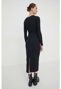 Hollister Co. sukienka kolor czarny midi dopasowana. Typ kołnierza: dekolt w karo. Kolor: czarny. Materiał: dzianina. Długość rękawa: długi rękaw. Typ sukienki: dopasowane. Długość: midi #5