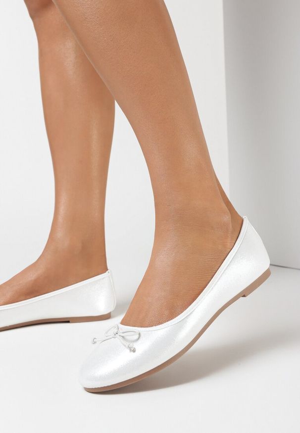 Born2be - Białe Balerinki Enenor. Zapięcie: bez zapięcia. Kolor: biały. Materiał: materiał, jeans. Szerokość cholewki: normalna. Wzór: kwiaty. Obcas: na obcasie. Wysokość obcasa: niski