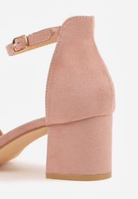 Born2be - Jasnoróżowe Sandały Vices na Obcasie w Klasycznym Stylu Jelhiris. Okazja: na ślub cywilny, na wesele. Zapięcie: sprzączka. Kolor: różowy. Obcas: na obcasie. Styl: klasyczny. Wysokość obcasa: średni #9