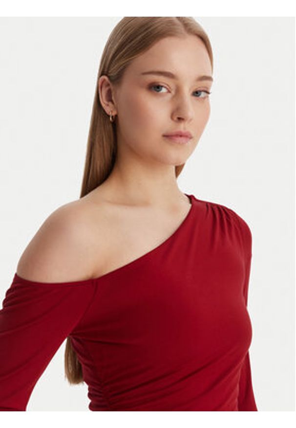 Guess Bluzka W6RP02 KC1J2 Czerwony Regular Fit. Kolor: czerwony. Materiał: wiskoza