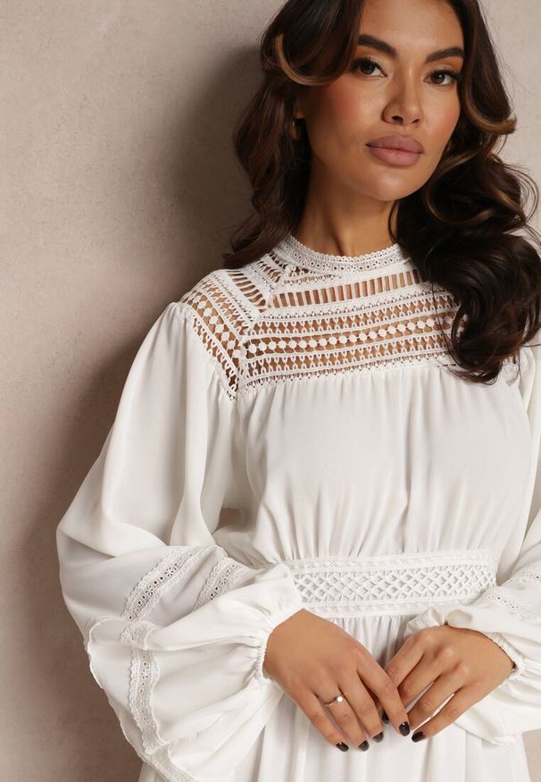 Renee - Biała Sukienka Diomime. Kolor: biały. Materiał: koronka, tkanina. Wzór: koronka, gładki, aplikacja, haft. Styl: boho