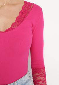 Born2be - Różowa Bawełniana Bluzka Ozdobiona Koronką Nerilse. Kolor: różowy. Materiał: bawełna, koronka. Wzór: aplikacja, koronka #7