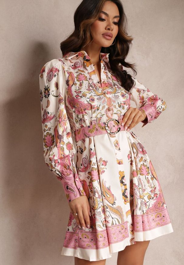 Renee - Jasnobeżowa Koszulowa Sukienka Satynowa z Paskiem Natilo. Kolor: beżowy. Materiał: satyna. Długość rękawa: długi rękaw. Wzór: aplikacja, kwiaty, nadruk. Typ sukienki: koszulowe. Długość: mini