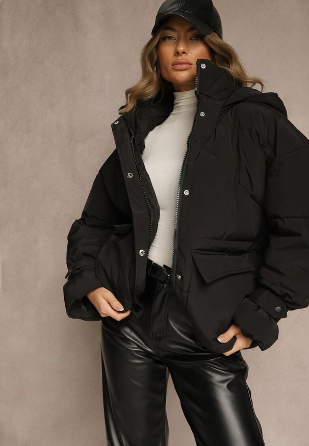 Renee - Czarna Oversizowa Kurtka z Kapturem i Pikowanymi Przeszyciami Unavella. Okazja: na co dzień. Typ kołnierza: kaptur. Kolor: czarny. Materiał: jeans. Styl: casual