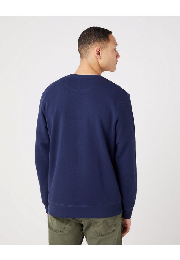Wrangler - WRANGLER SIGN OFF CREW MĘSKA BLUZA KLASYCZNA LOGO NAVY W661HA114 112320286. Okazja: do pracy, na co dzień, na spacer. Materiał: jeans, puch, skóra, bawełna. Długość rękawa: długi rękaw. Długość: długie. Styl: klasyczny