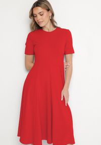 Born2be - Czerwona Sukienka Rozkloszowana z Taliowaniem Telorwena. Okazja: na wesele, na randkę, na ślub cywilny. Kolor: czerwony. Materiał: tkanina. Długość rękawa: krótki rękaw. Styl: klasyczny #2