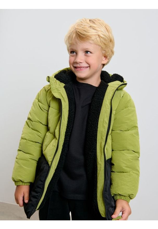 Sinsay - Kurtka puffer z kapturem - zielony. Typ kołnierza: kaptur. Kolor: zielony