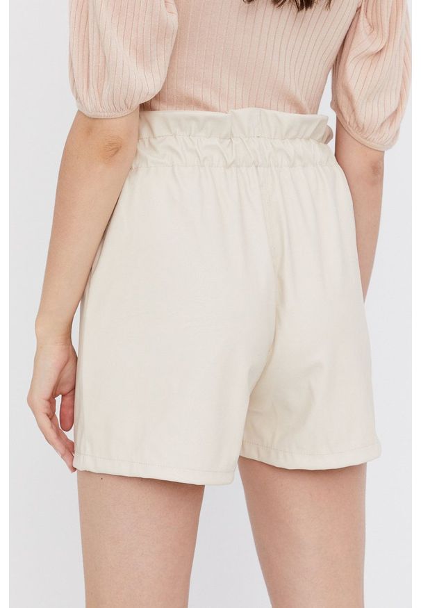Answear Lab Szorty damskie kolor beżowy gładkie high waist. Okazja: na co dzień. Stan: podwyższony. Kolor: beżowy. Materiał: materiał. Wzór: gładki. Styl: wakacyjny