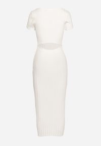 Born2be - Biała Sukienka o Dopasowanym Fasonie z Wycięciem na Plecach i Kwadratowym Dekoltem Vosalina. Okazja: na co dzień. Typ kołnierza: dekolt kwadratowy. Kolor: biały. Długość rękawa: krótki rękaw. Typ sukienki: dopasowane, proste. Styl: casual #5