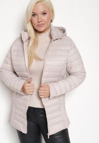 Born2be - Jasnobeżowa Pikowana Kurtka o Prostym Kroju z Odpinanym Kapturem i Kieszeniami Pretiel. Okazja: na co dzień. Kolekcja: plus size. Kolor: beżowy. Materiał: jeans. Styl: sportowy, casual #2