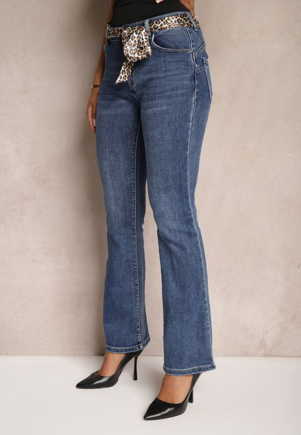 Renee - Niebieskie Jeansy Dzwony z Bawełny Ozdobione Paskiem Terilan. Okazja: na co dzień. Kolor: niebieski. Wzór: aplikacja. Styl: retro, casual, elegancki