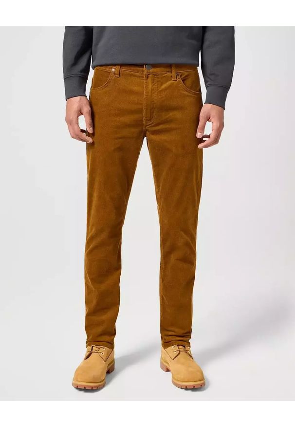 Wrangler - WRANGLER MĘSKIE SPODNIE SZTRUKSOWE GREENSBORO MONKS ROBE 112358055 W15Q017442. Materiał: sztruks