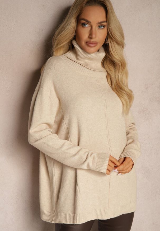 Renee - Beżowy Golf o Fasonie Klasycznego Swetra z Domieszką Kaszmiru Rorilaine. Okazja: na co dzień. Typ kołnierza: golf. Kolor: beżowy. Materiał: kaszmir. Długość rękawa: długi rękaw. Długość: długie. Wzór: aplikacja. Styl: klasyczny