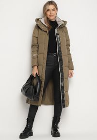 Born2be - Ciemnozielona Pikowana Kurtka o Pudełkowym Kroju z Kapturem Dwustronnym Suwakiem i Rozporkami Dainara. Okazja: na co dzień, na spacer. Typ kołnierza: kaptur. Kolor: zielony. Materiał: jeans. Sezon: zima. Styl: casual, elegancki #4