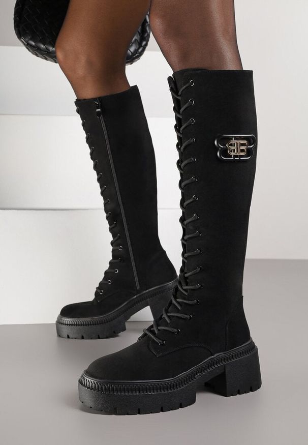 Born2be - Czarne Sznurowane Kozaki Vices z Imitacji Zamszu na Platformie w Stylu Grunge Lattime. Okazja: na co dzień. Kolor: czarny. Materiał: zamsz. Wzór: aplikacja. Obcas: na platformie. Styl: casual