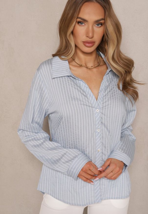 Renee - Jasnoniebieska Casualowa Koszula z Dodatkiem Bawełny w Paski Merinete. Okazja: na co dzień. Kolor: niebieski. Materiał: bawełna. Wzór: paski. Styl: casual