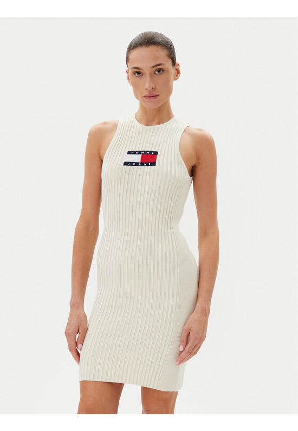 Tommy Jeans Sukienka dzianinowa DW0DW20877 Écru Slim Fit. Materiał: wiskoza
