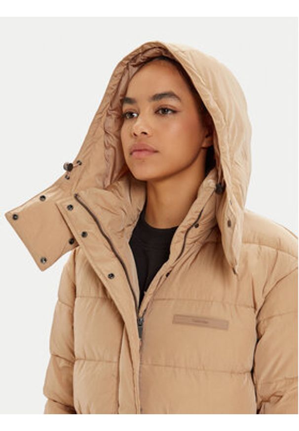 Calvin Klein Kurtka zimowa K20K207740 Beżowy Regular Fit. Kolor: beżowy. Materiał: syntetyk. Sezon: zima