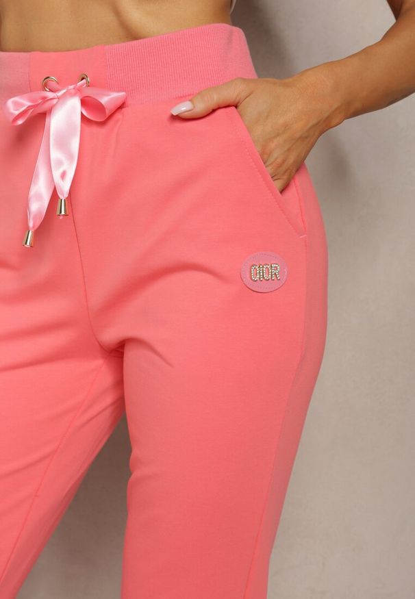 Renee - Różowe Dresowe Spodnie High Waist z Cyrkoniami Bolia. Okazja: na co dzień. Stan: podwyższony. Kolor: różowy. Materiał: dresówka. Styl: casual