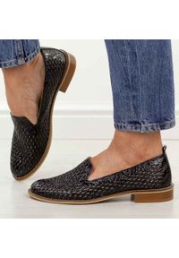 DEONI - Czarne ażurowe skórzane Polskie półbuty damskie Deoni d043. Kolor: czarny. Materiał: skóra. Szerokość cholewki: normalna. Wzór: ażurowy. Sezon: wiosna, lato. Obcas: na obcasie. Styl: klasyczny. Wysokość obcasa: niski #1