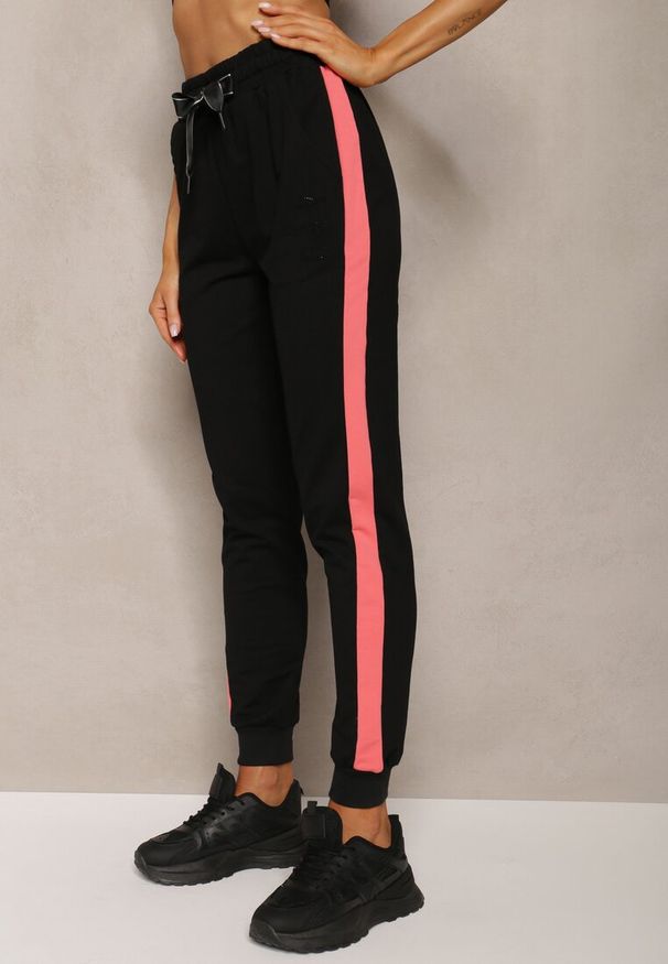Renee - Czarne Spodnie Dresowe High Waist Wykończone Lampasami i Ozdobione Napisem Sikara. Okazja: na co dzień. Stan: podwyższony. Kolor: czarny. Materiał: dresówka. Długość: krótkie. Wzór: aplikacja, napisy. Styl: sportowy, elegancki, casual