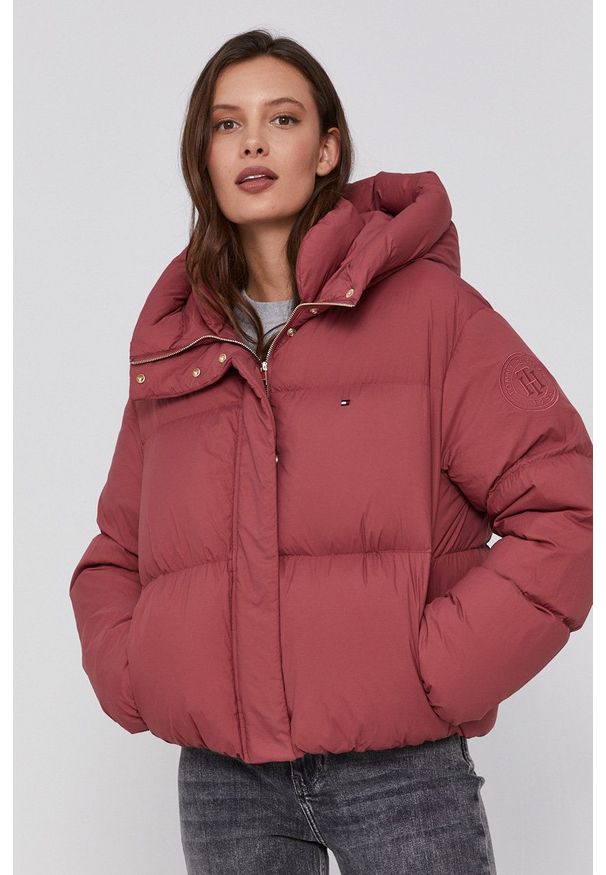 TOMMY HILFIGER - Tommy Hilfiger - Kurtka puchowa. Okazja: na co dzień. Typ kołnierza: kaptur. Kolor: różowy. Materiał: puch. Wzór: gładki. Styl: casual