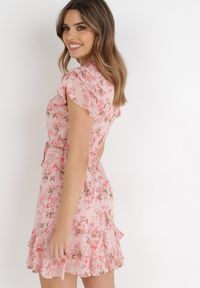 Born2be - Różowa Sukienka Corite. Typ kołnierza: kołnierz z falbankami. Kolor: różowy. Materiał: tkanina. Wzór: aplikacja, kolorowy, kwiaty. Długość: mini #3