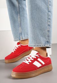 Born2be - Czerwone Sneakersy w Stylu Klasycznych Tenisówek Zdobione Paskami Tenalinea. Okazja: na co dzień. Zapięcie: pasek. Kolor: czerwony. Materiał: jeans. Wzór: aplikacja #5