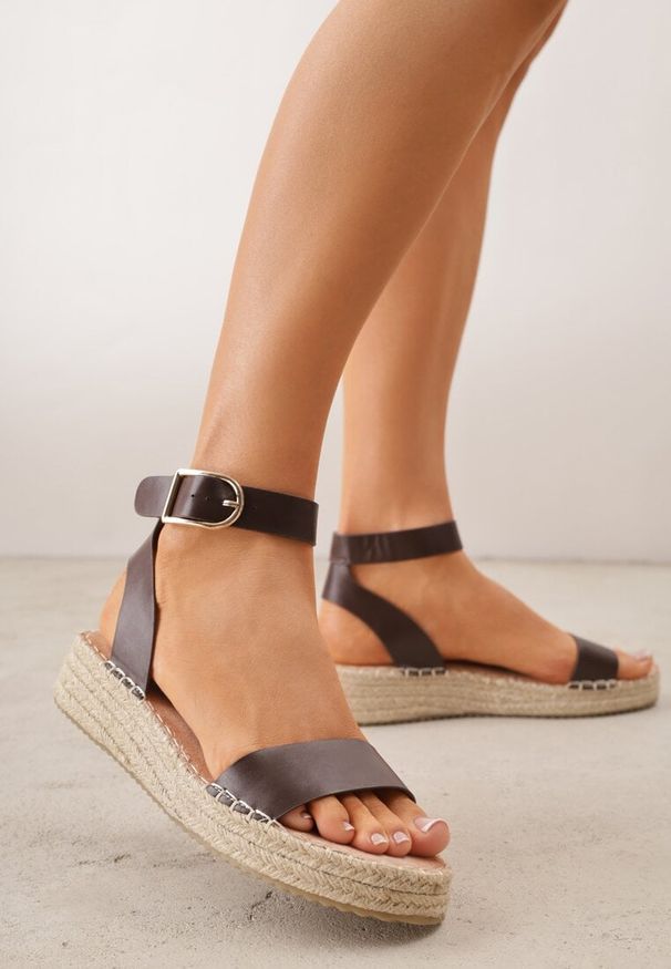 Renee - Ciemnobrązowe Sandały VICES na Platformie z Plecionki z Szerokim Paskiem z Klamrą Jurelle. Okazja: na spacer. Zapięcie: klamry. Kolor: brązowy. Materiał: jeans, len. Wzór: haft. Sezon: lato. Obcas: na platformie. Styl: boho