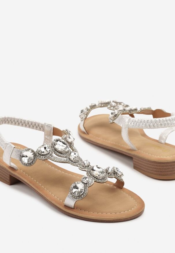 Born2be - Srebrne Sandały Ozdobione Cyrkoniami Julinemi. Kolor: srebrny. Wzór: aplikacja. Sezon: lato. Styl: elegancki, klasyczny