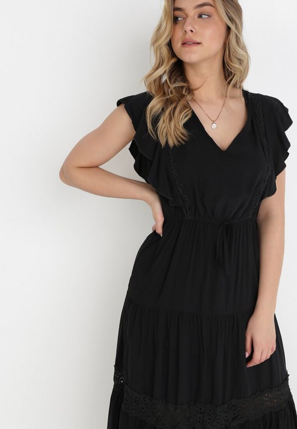 Born2be - Czarna Sukienka Cileis. Typ kołnierza: kołnierz z falbankami. Kolor: czarny. Materiał: wiskoza, koronka. Długość rękawa: krótki rękaw. Wzór: geometria. Długość: maxi