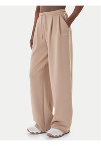 Guess Spodnie dresowe V6GB01 K2914 Beżowy Wide Leg. Kolor: beżowy. Materiał: syntetyk #1