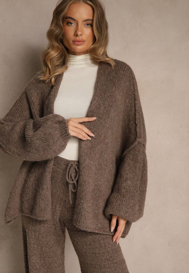 Renee - Jasnobrązowy Niezapinany Kardigan Nietoperzowy z Dodatkiem Wełny i Wiskozy Rallidia. Kolor: brązowy. Materiał: wełna, wiskoza. Wzór: gładki