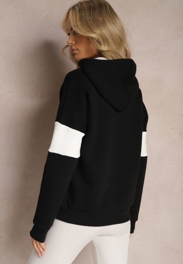 Renee - Czarna Bawełniana Bluza z Kapturem w Amerykańskim Stylu z Napisem i Polarem Iocaste. Okazja: na uczelnię, na co dzień. Typ kołnierza: kaptur. Kolor: czarny. Materiał: polar, bawełna. Długość rękawa: długi rękaw. Długość: długie. Wzór: napisy. Styl: casual