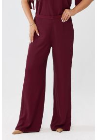 Moda Size Plus Iwanek - Eleganckie bordowe spodnie Rosa z poszerzoną nogawką PLUS SIZE XXL OVERSIZE JESIEŃ. Okazja: na co dzień. Stan: podwyższony. Kolekcja: plus size. Kolor: czerwony. Materiał: elastan, tkanina, poliester, materiał. Długość: krótkie. Sezon: jesień. Styl: elegancki