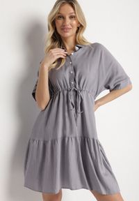 Born2be - Szara Sukienka Koszulowa z Wiskozy z Kołnierzykiem i Wiązaniem Nanieria. Okazja: na co dzień. Kolor: szary. Materiał: wiskoza. Długość rękawa: krótki rękaw. Typ sukienki: koszulowe. Styl: boho, casual #1