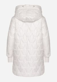 Born2be - Biała Pikowana Kurtka z Kapturem i Wsuwanymi Kieszeniami Emmivre. Typ kołnierza: kaptur. Kolor: biały. Materiał: jeans. Styl: klasyczny, sportowy #3
