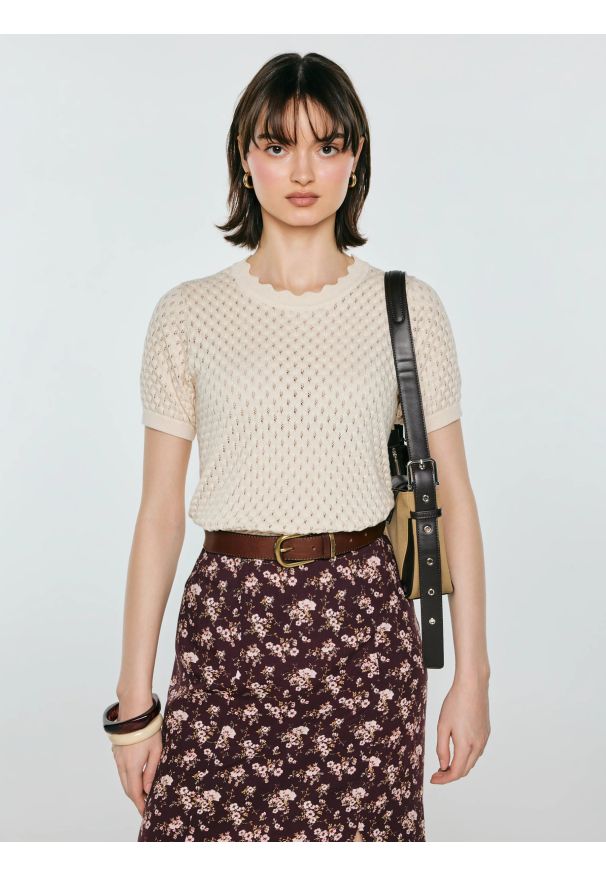 Big-Star - Sweter damski ażurowy z krótkim rękawem perłowy Diona 103. Okazja: na co dzień. Kolor: kremowy. Materiał: tkanina, dzianina, denim, bawełna. Długość rękawa: krótki rękaw. Długość: krótkie. Wzór: ażurowy. Styl: casual, klasyczny