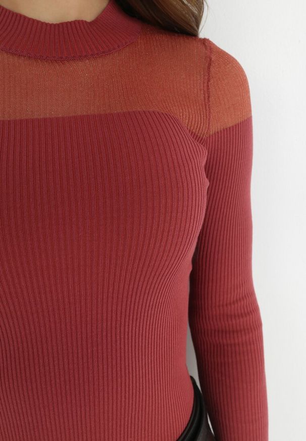 Born2be - Bordowy Sweter Półgolf z Przezroczystym Dekoltem Taiko. Okazja: na co dzień. Kolor: czerwony. Materiał: jeans, wiskoza, dzianina. Długość rękawa: długi rękaw. Długość: długie. Styl: elegancki, casual