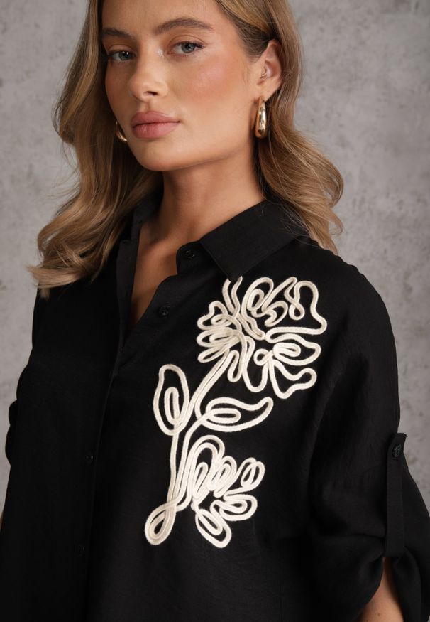 Renee - Czarna Nietoperzowa Koszula z Wiskozy z Podpinanymi Rękawami i Haftem Adreaneh. Okazja: na co dzień. Kolekcja: plus size. Kolor: czarny. Materiał: wiskoza. Wzór: haft. Sezon: lato. Styl: casual