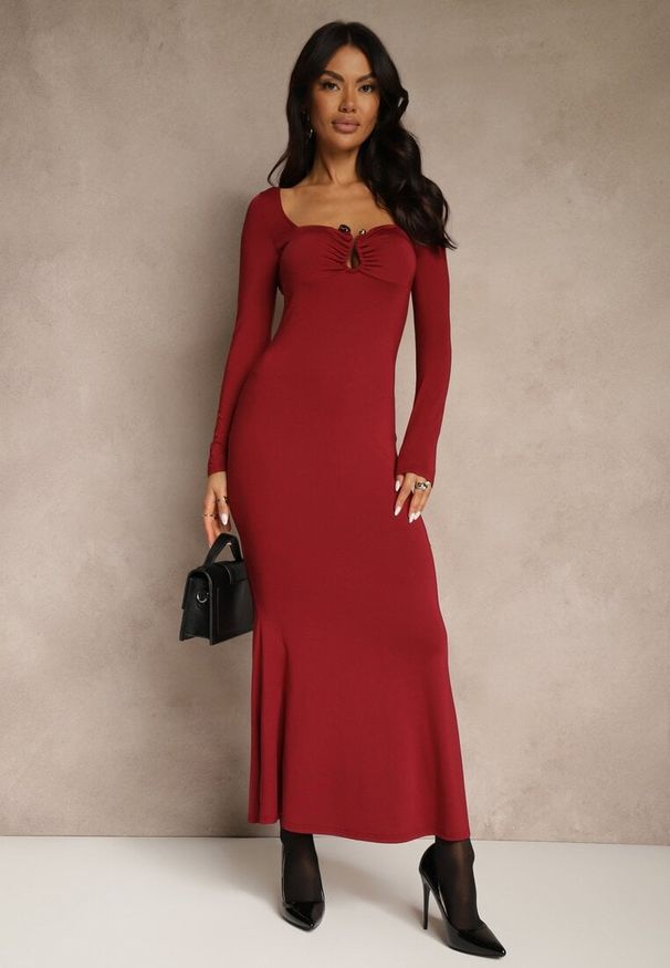 Renee - Bordowa Sukienka Koktajlowa z Wiskozą Ozdobiona Metaliczną Aplikacją Refane. Okazja: na randkę, na imprezę. Kolor: czerwony. Materiał: wiskoza. Wzór: aplikacja. Sezon: lato. Styl: wizytowy